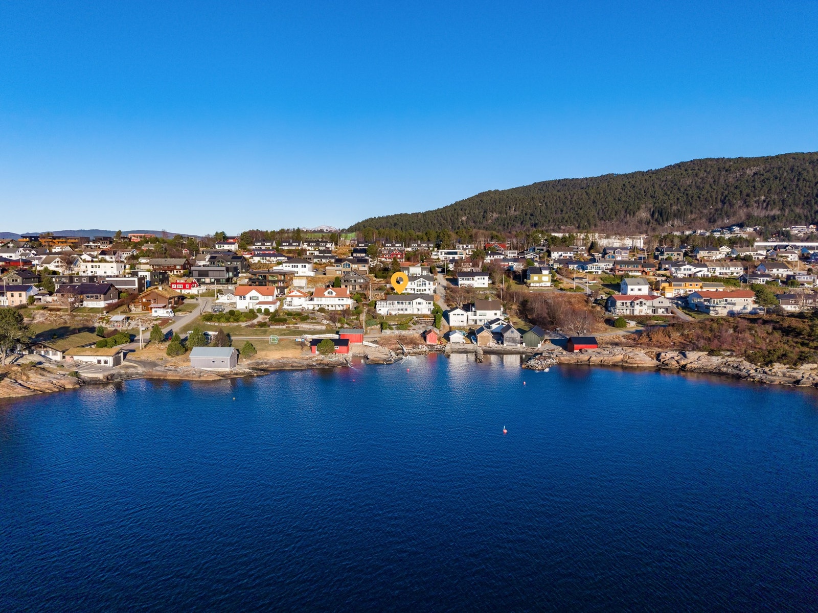 Beliggenhet midt i smørøyet , omkranset av eneboliger og nærhet til sjøen. Et eldorado for både store og små. Galleribilde