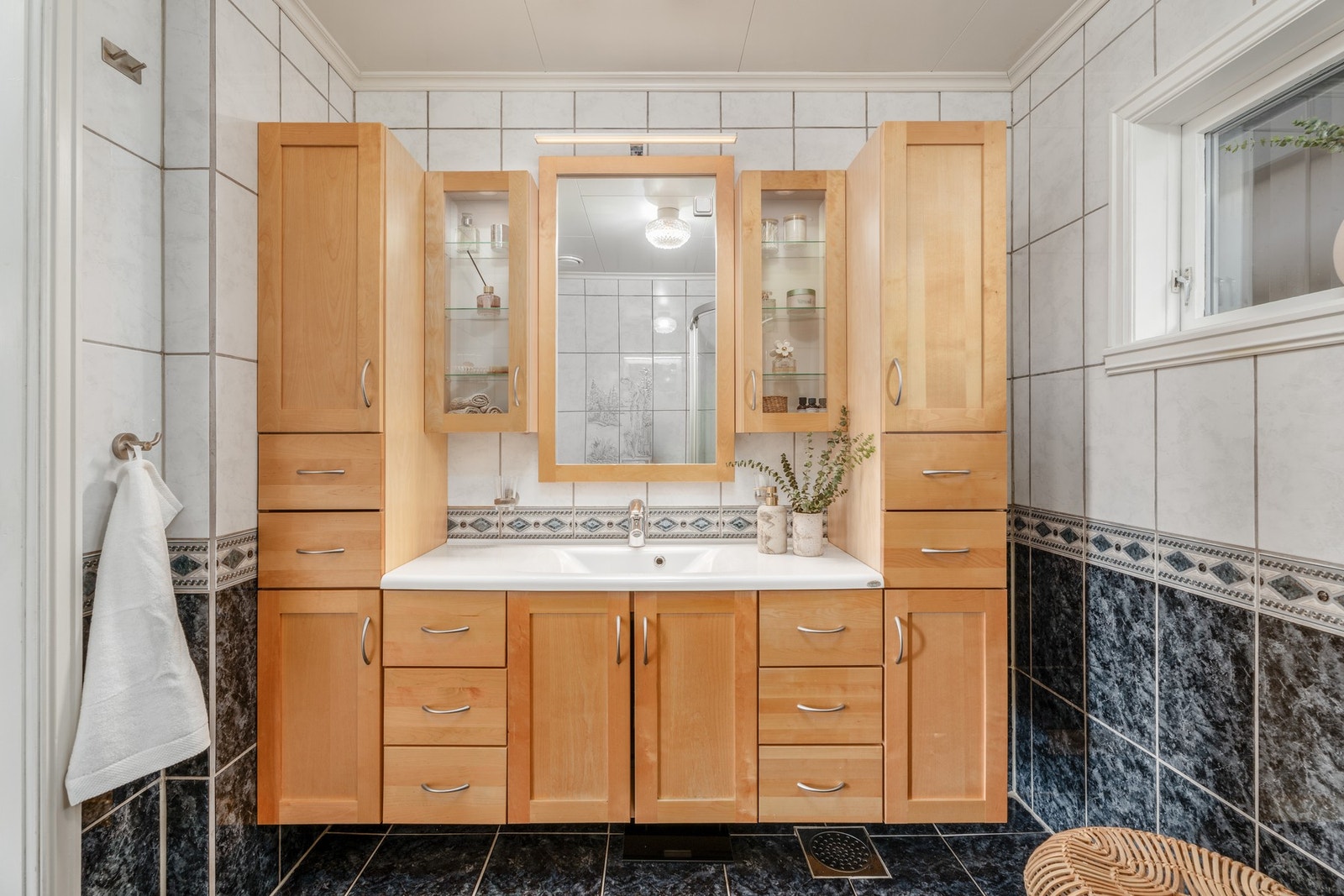 Badet ble oppusset for omtrent 30 år siden og fremstår som ivaretatt i forhold til alder. Galleribilde