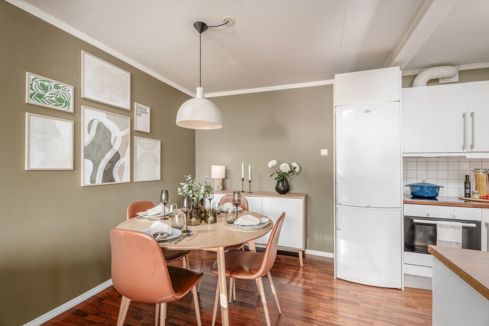 Det er montert kjøkkenvifte som har avtrekk ut i utleiedelen. Galleribilde