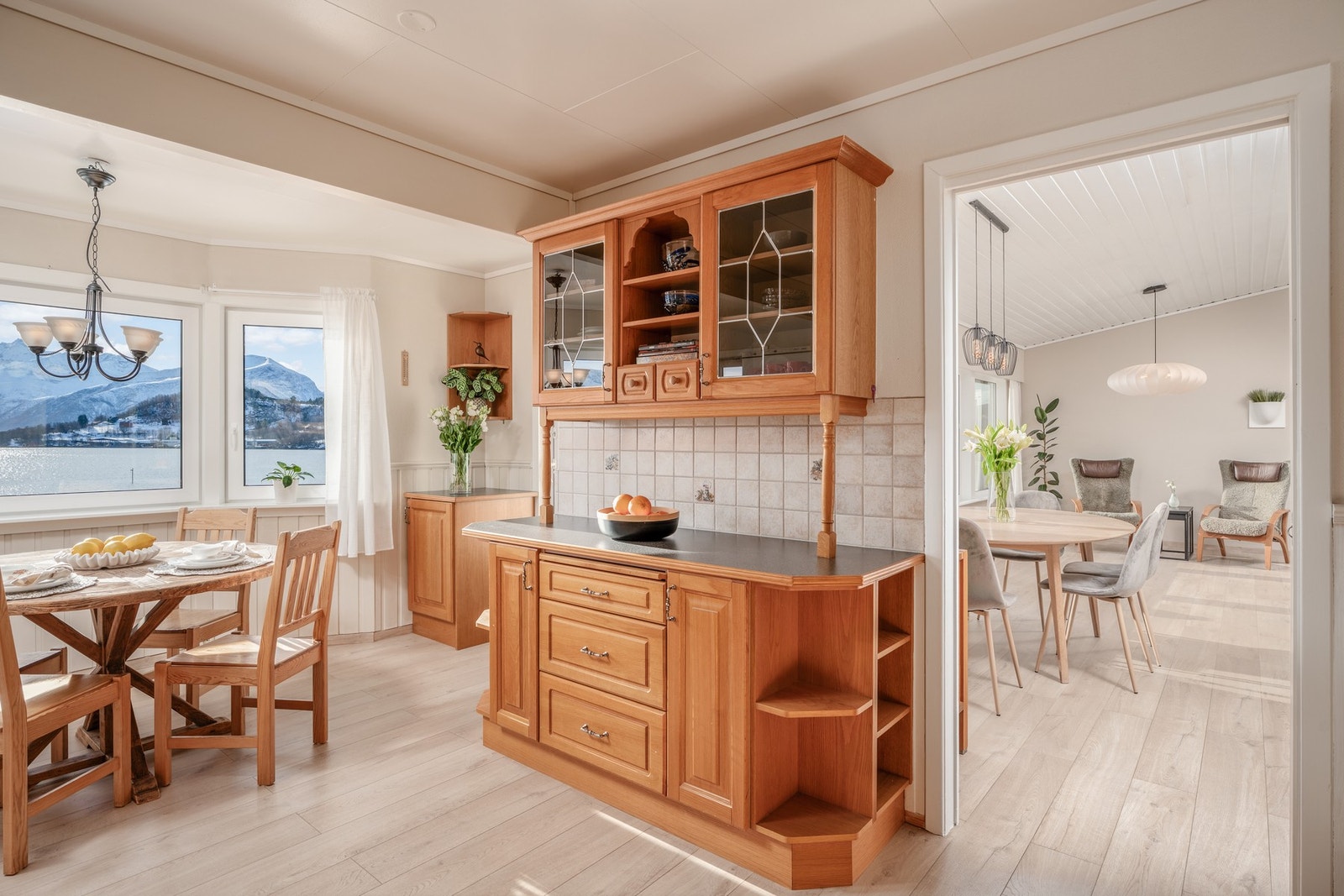 Størrelsen på kjøkkenet gjør at du har mange muligheter i forhold til innredning og gode arbeidsplasser. Legg også merke til de pene gulvene som er nye av 2022. Galleribilde