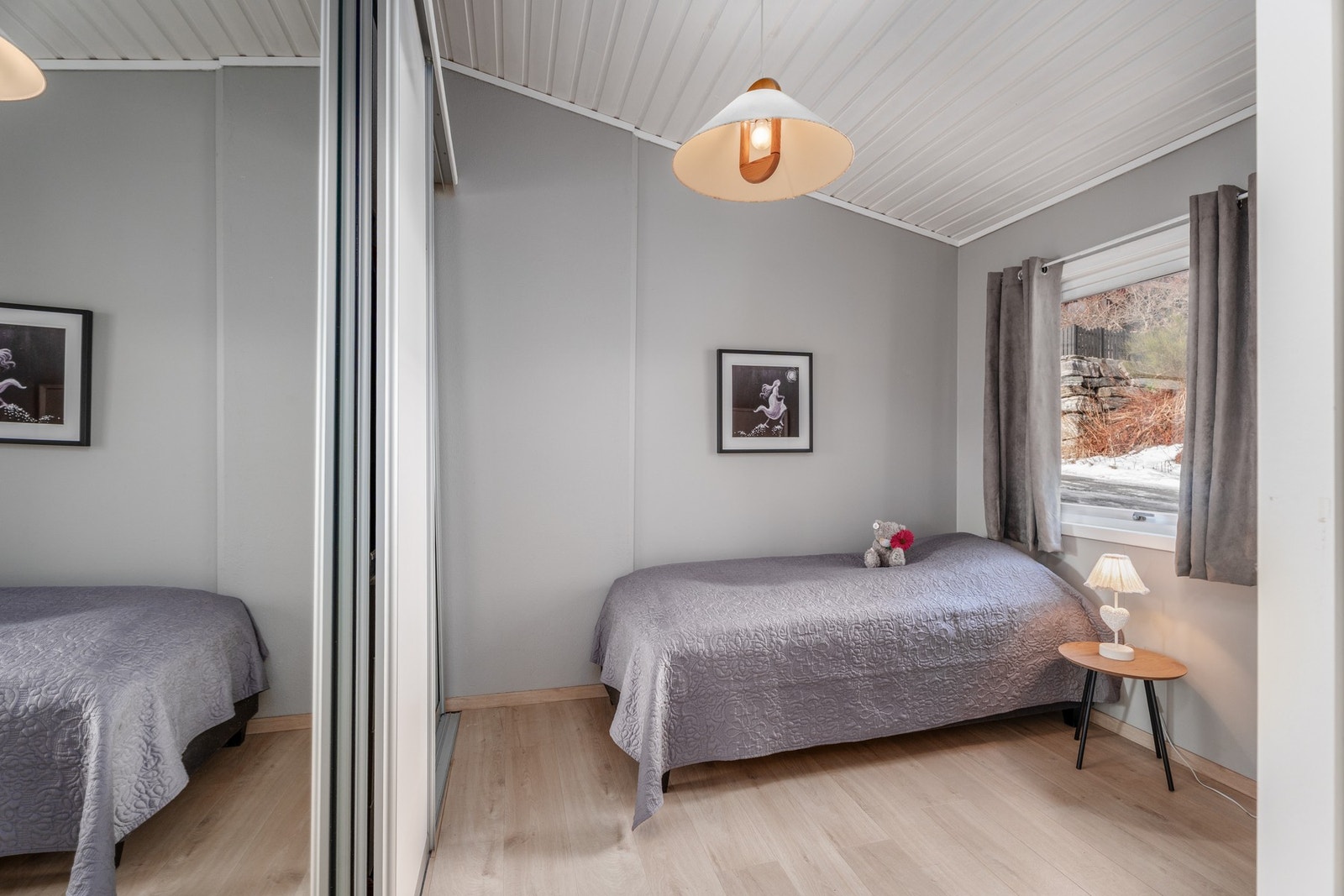 Hovedetasjen har 3 soverom, her med skyvedørsgarderobe og ekstra takhøyde. Galleribilde