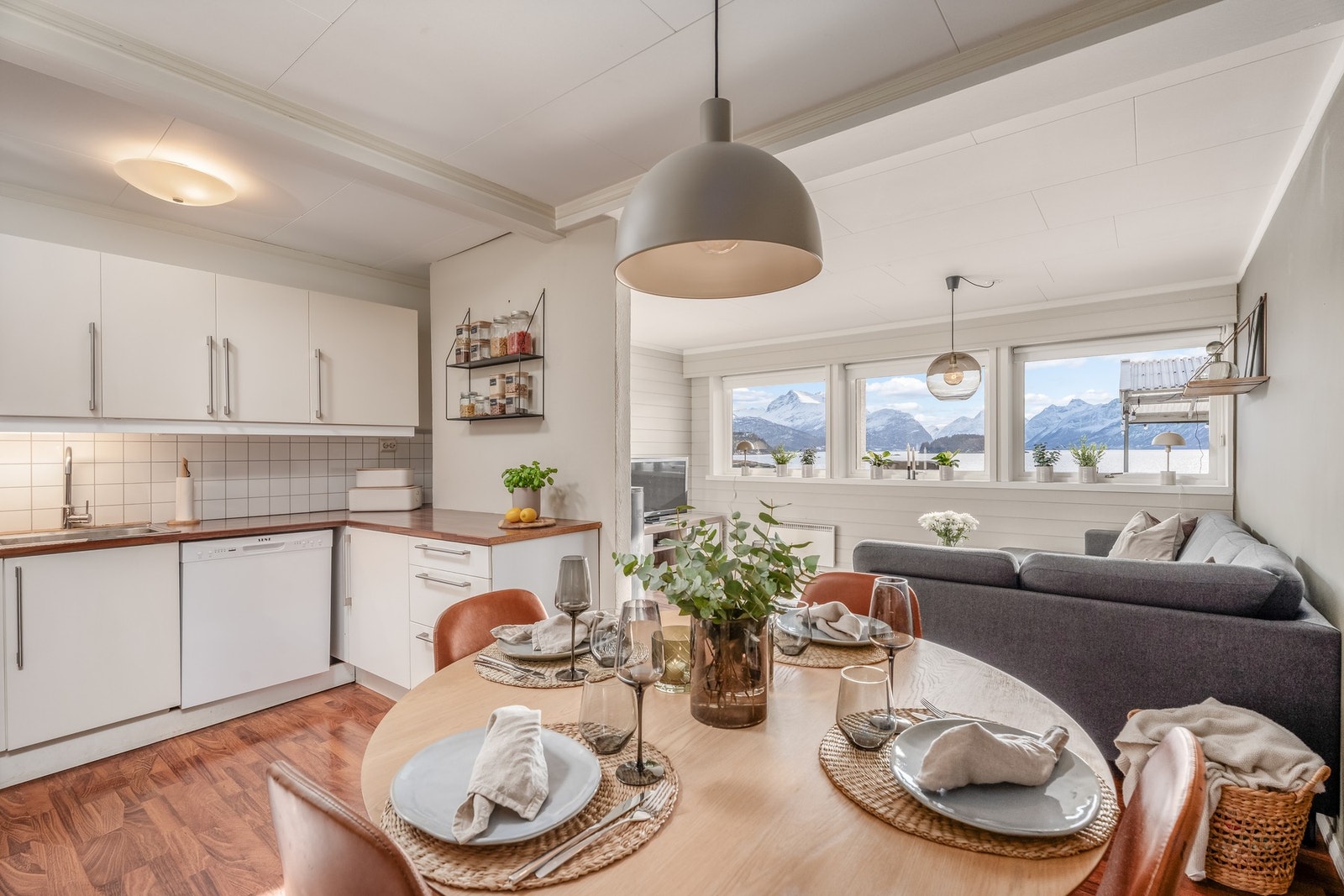 Koselig kjøkken i utleiedel med innredning fra 2008. Galleribilde