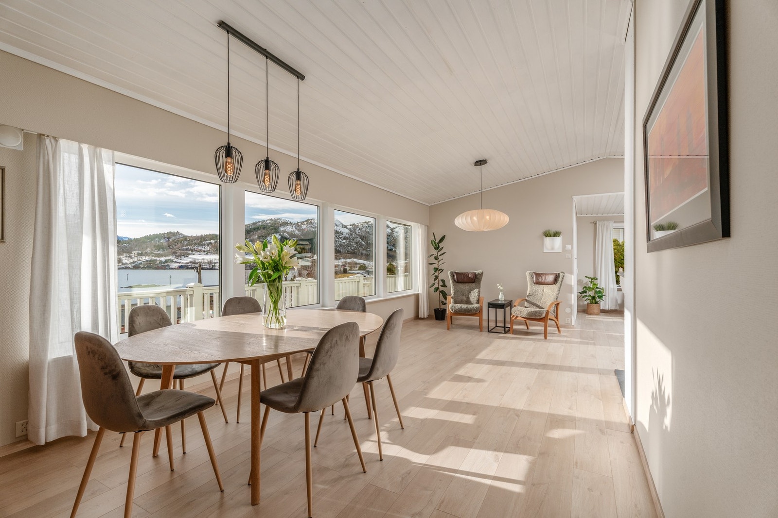 Stua er lys og luftig. Legg merke til ekstra takhøyde og den delikate fargepaletten på overflater. Galleribilde