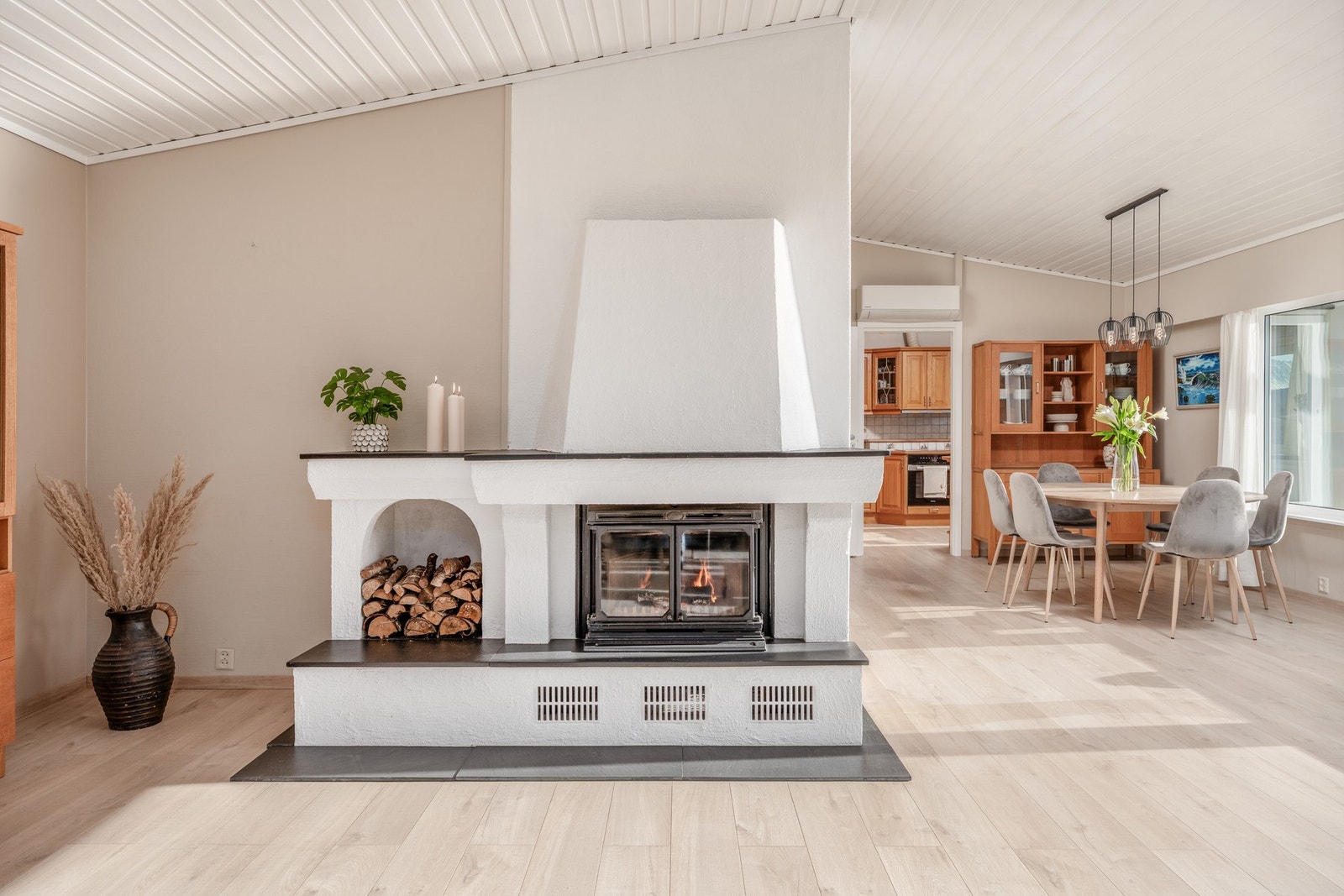 I stue er det peis med skiferflis både på selve peisen, men også på gulvet foran peisen. Galleribilde