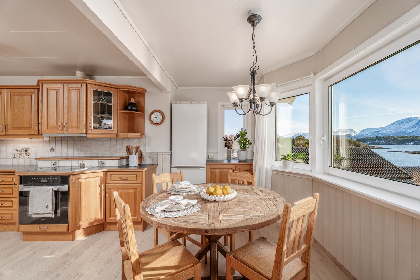 Det innholdsrike kjøkkenet har kvalitetsinnredning fra Kvalsvik med profilerte eikefronter. Galleribilde