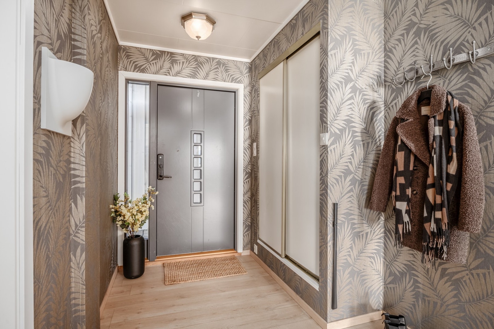 Velkommen inn i hovedetasjen. Legg merke til dørlås med kode og skyvedørsgarderoben. Galleribilde