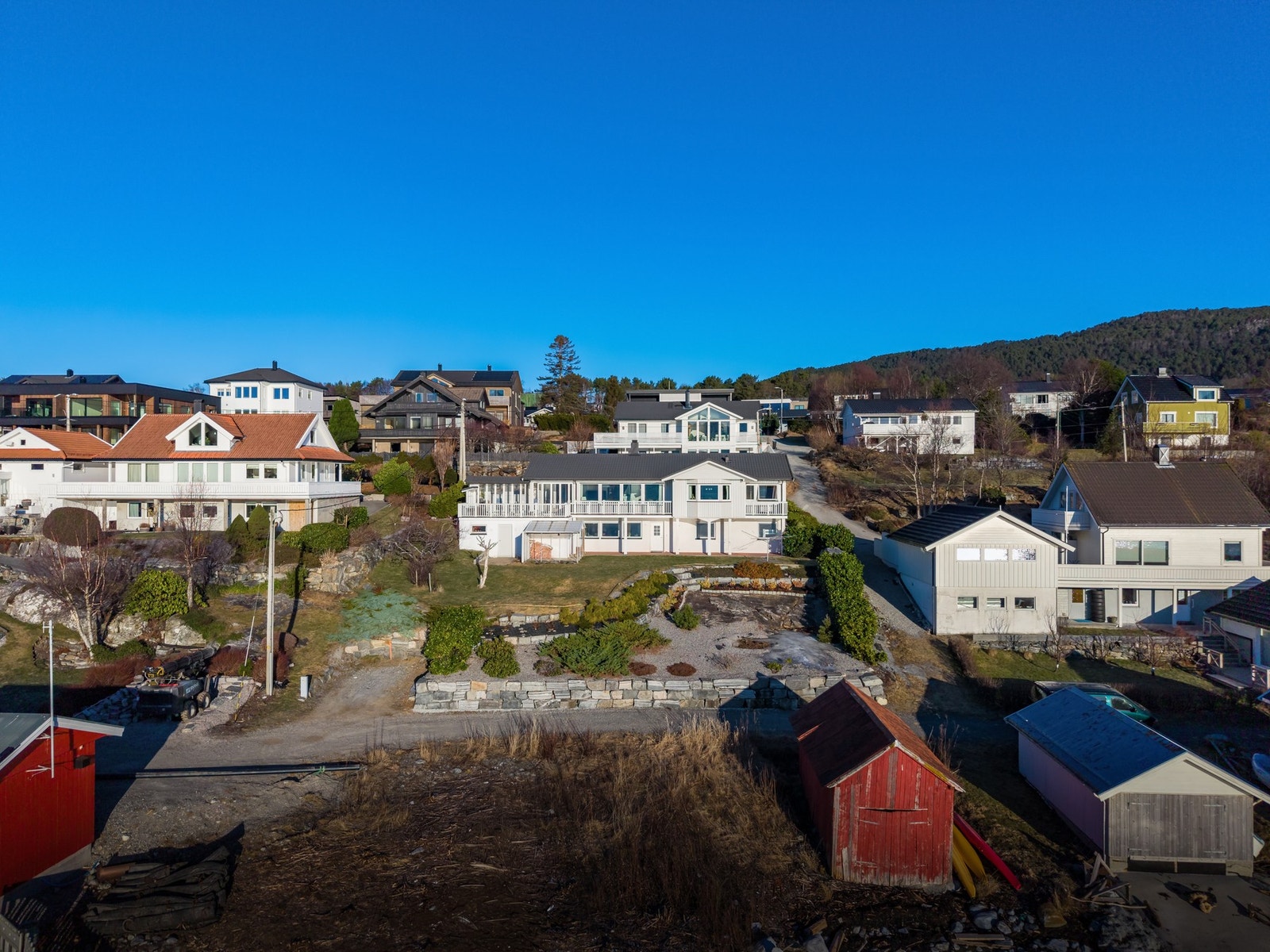 Beliggenhet i gate uten gjennomgangstrafikk, med kort veg både til sjøen og til turområder på fjellet. Galleribilde