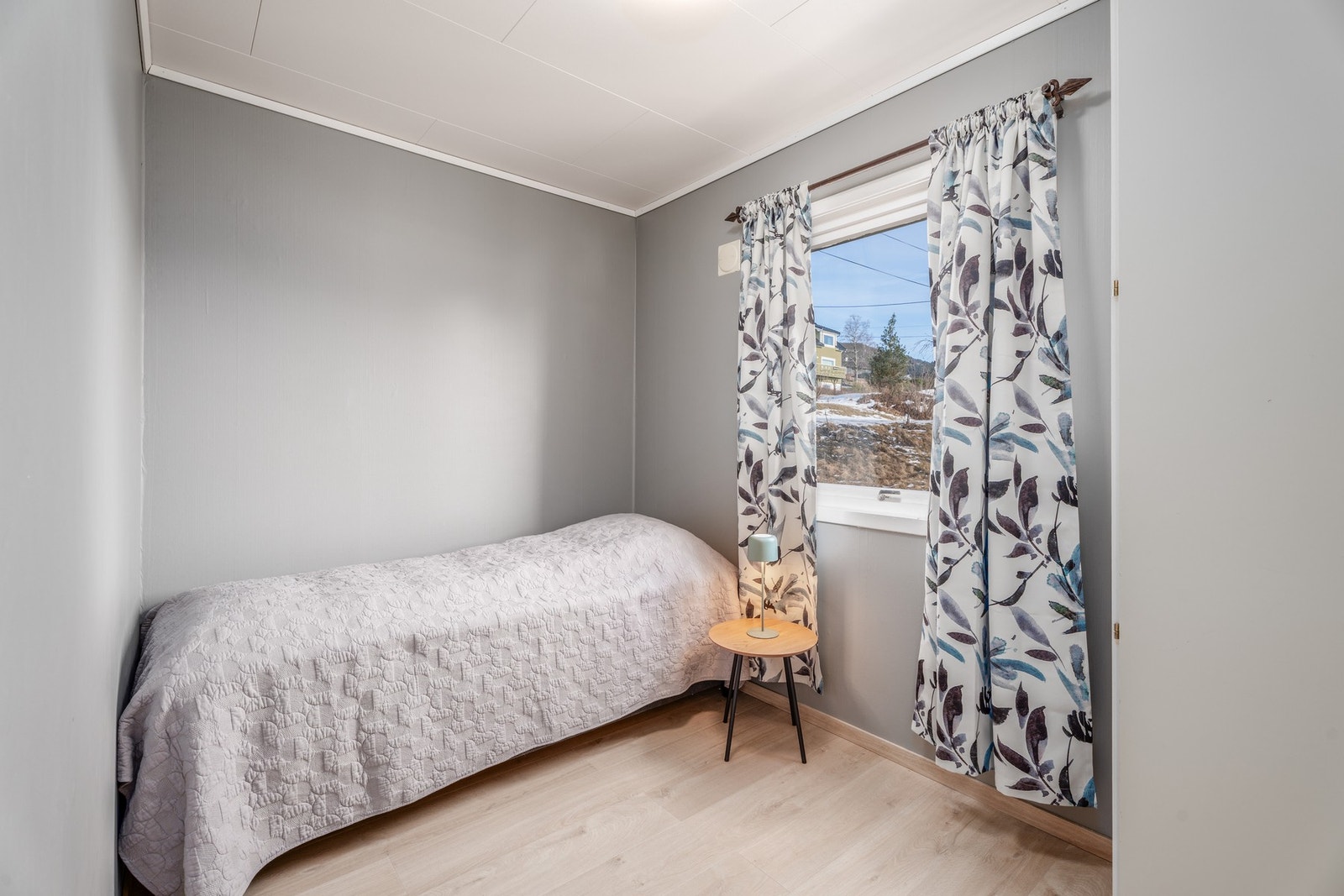 Dette soverommet har vindu mot øst så her våkner man til morgensola. Galleribilde