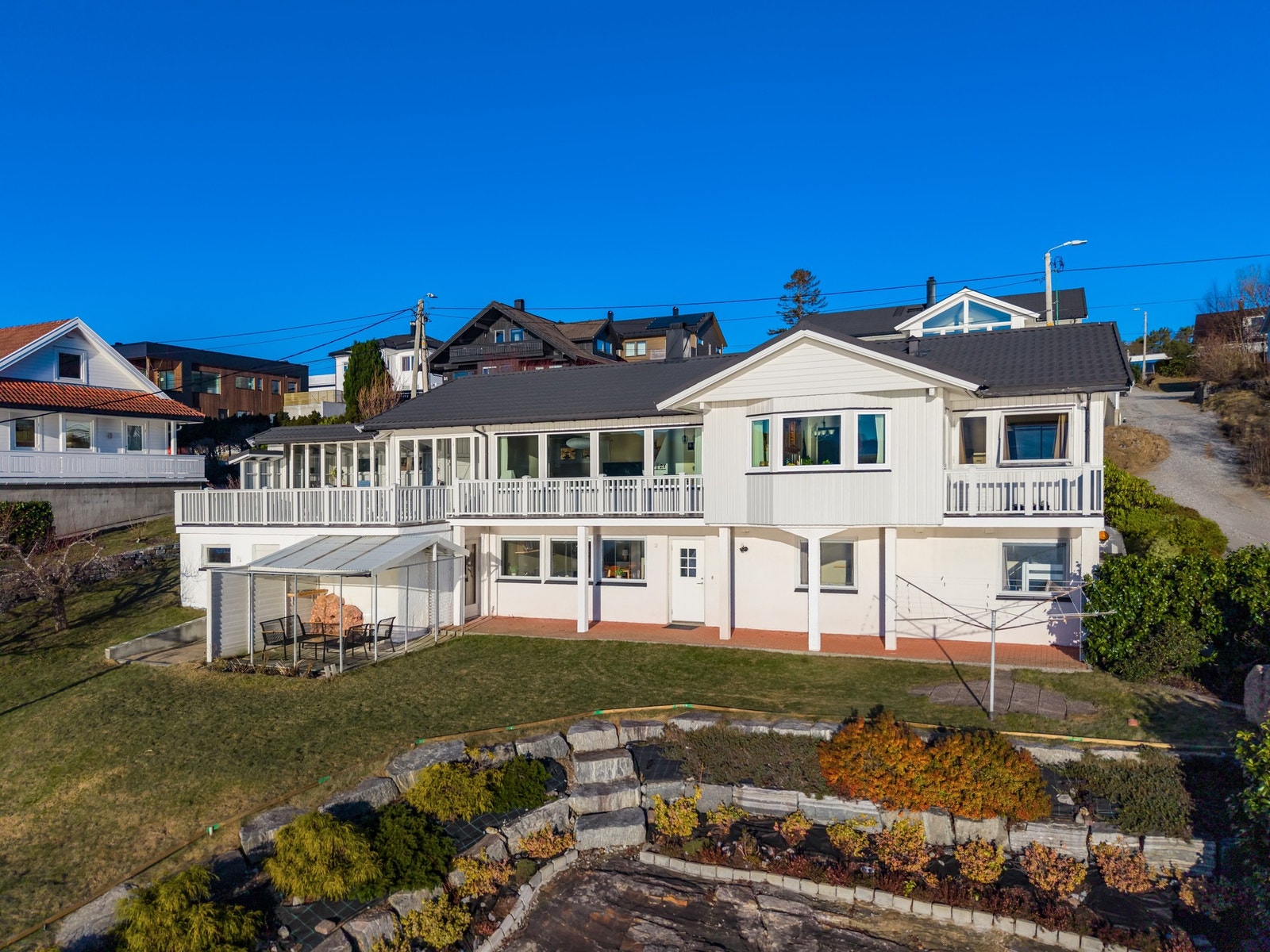 Yttertaket på boligen ble byttet så sent som i 2021. Legg merke til terrasser, hagestue og uteområder. Galleribilde