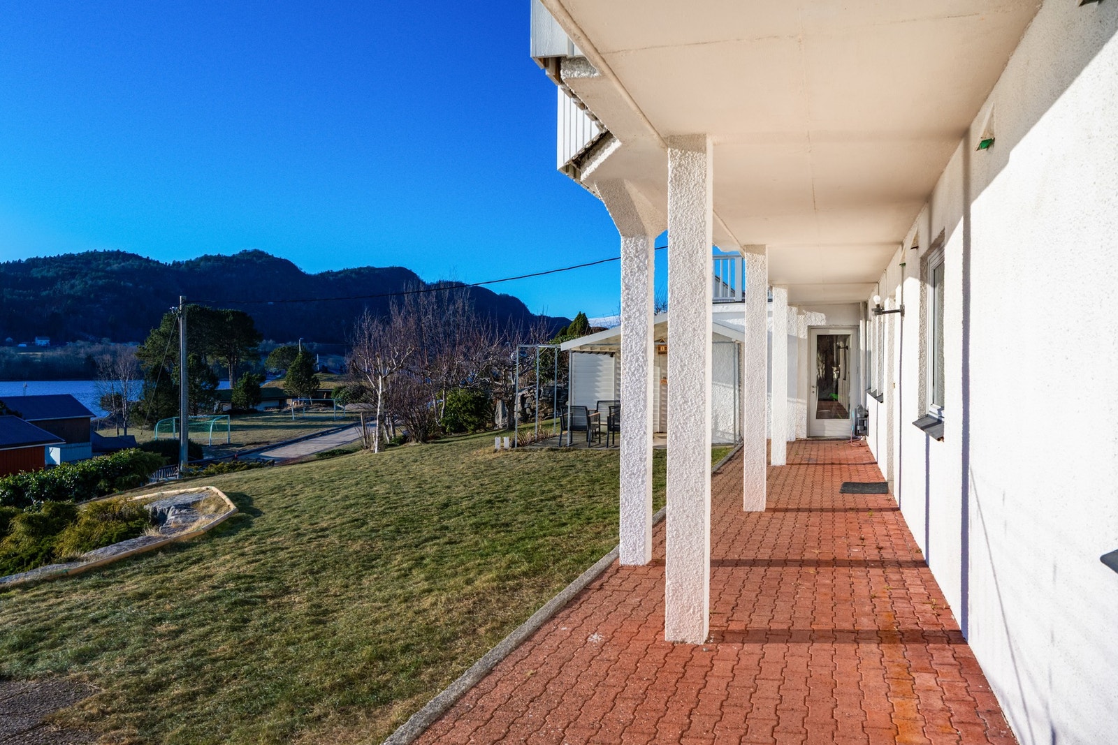 Ren og pen tilkomst til utleiedel og plen mot syd. Galleribilde