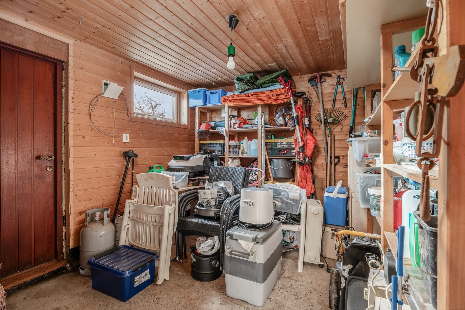 Innholdsrik bod med plass for verktøy og utstyr. Galleribilde