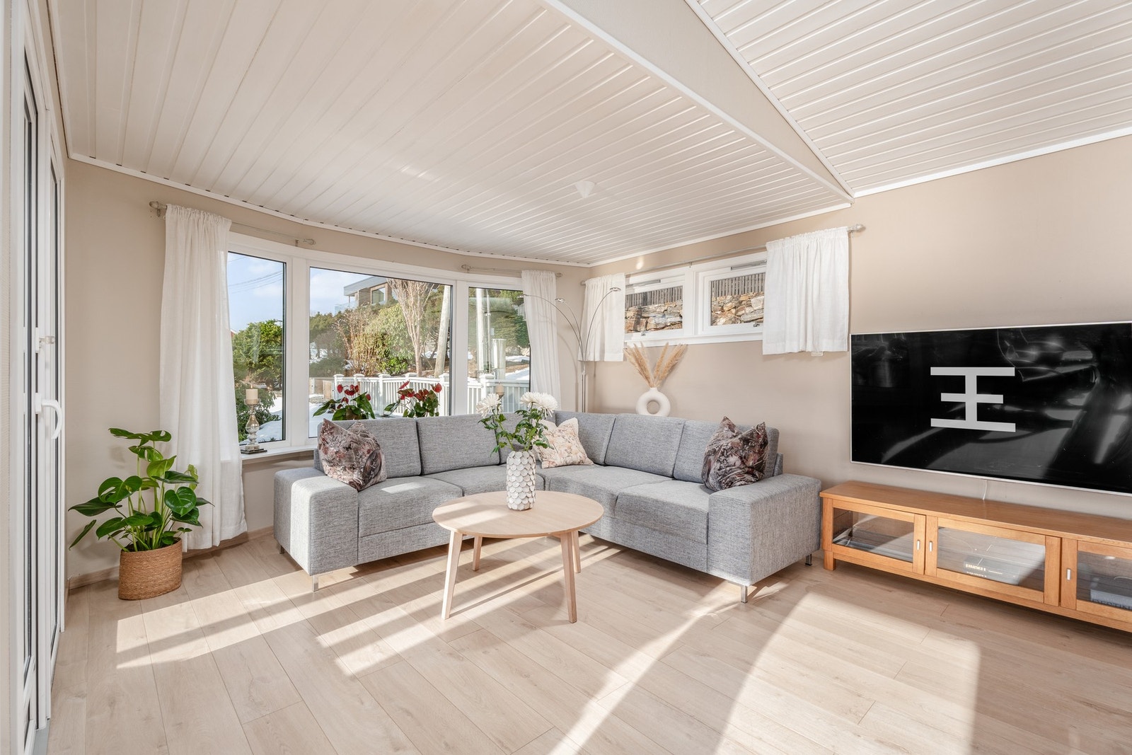 Kosekroken er i vestre del av stue. Legg merke til de flotte vinduene og at de små vinduene mot nord har klaffventiler. Galleribilde