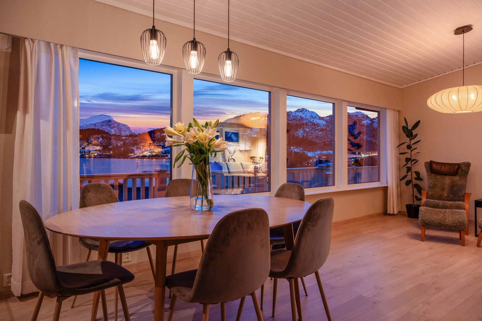 Her har du god plass til familie og venner rundt spisebordet. Galleribilde