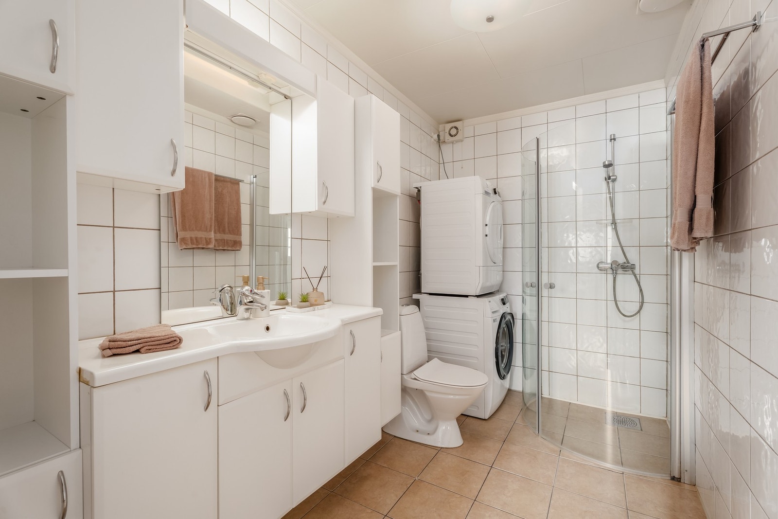 Badet i utleiedelen er lyst og pent og har plass for vaskemaskin og tørketrommel. Galleribilde