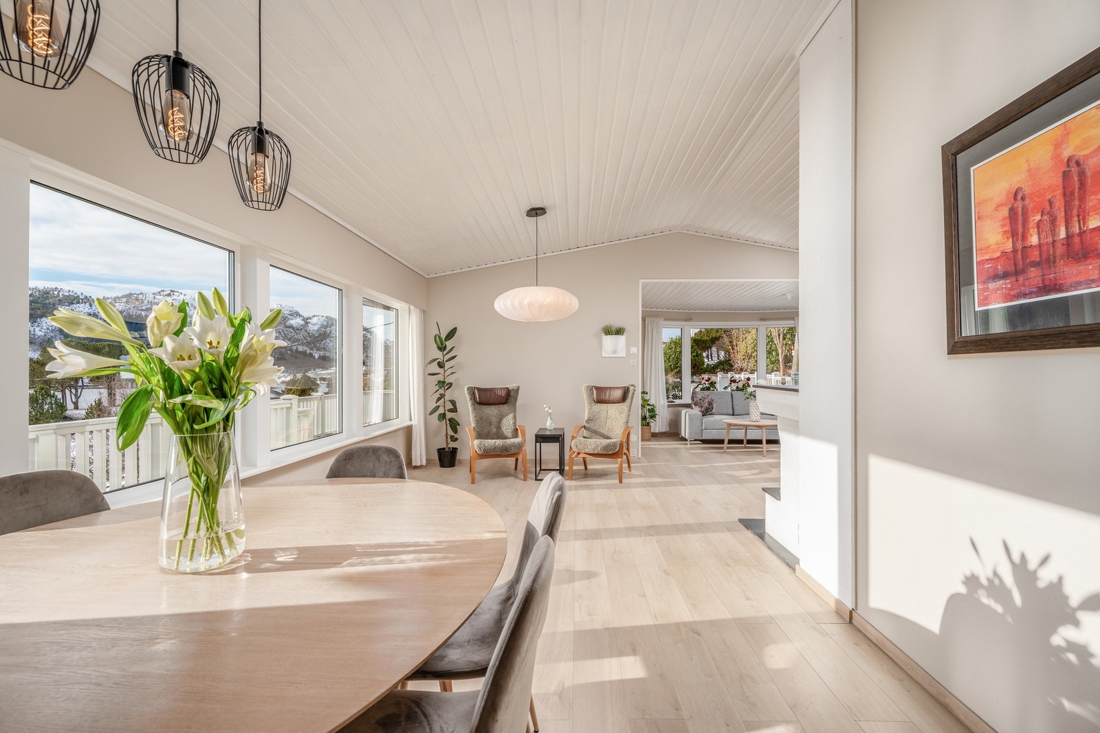 Eiendommen, både utvendig og innvendig, har høy trivselsfaktor og det er hyggelige naboforhold i området. Naboforholdene er spesielt fremhevet av selger. Galleribilde