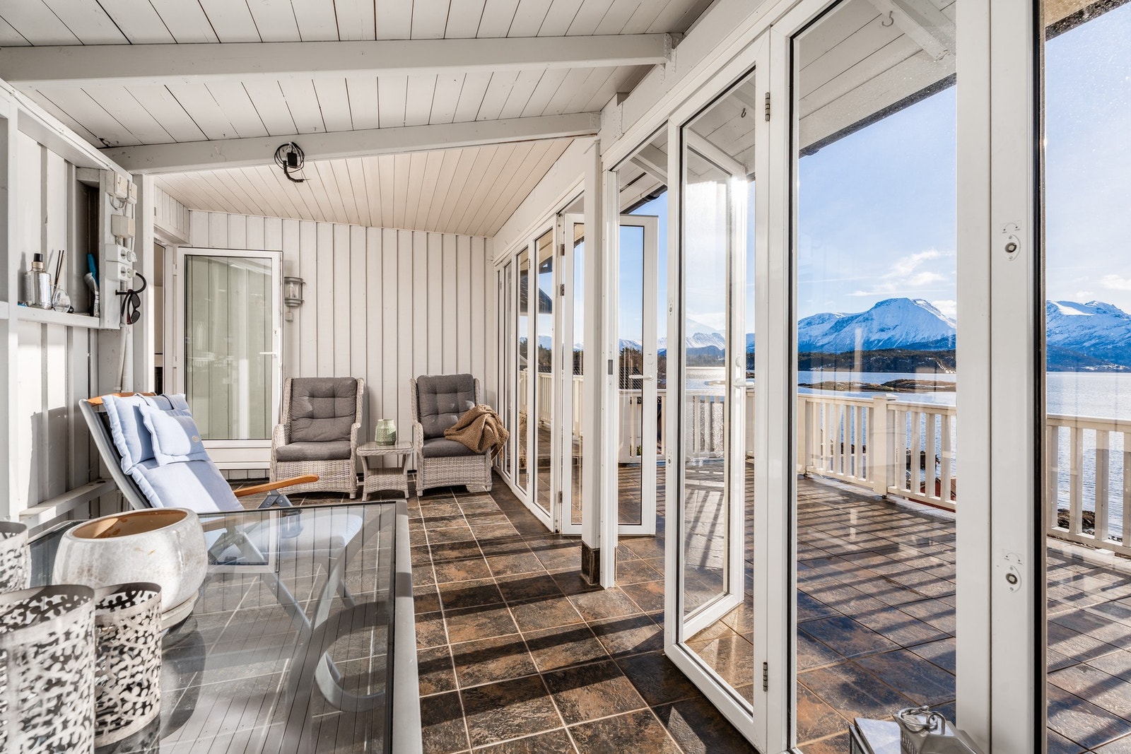 Det er nesten sånn at man kan la være å reise bort på ferie når man kan tilbringe tiden her i hagestua. Legg merke til de flotte foldedørene i front. Galleribilde