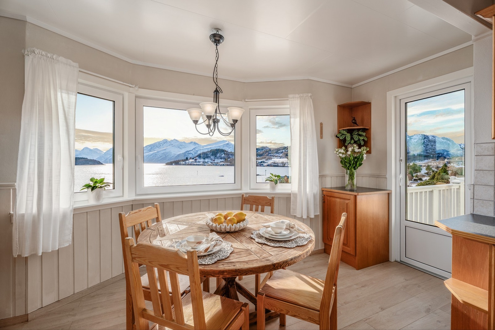 Her på kjøkkenet er det tilbygg fra 1989 som blant annet har gitt ekstra plass for spisebord. Utsikten er selvsagt høyaktuell uansett årstid og værforhold. Galleribilde