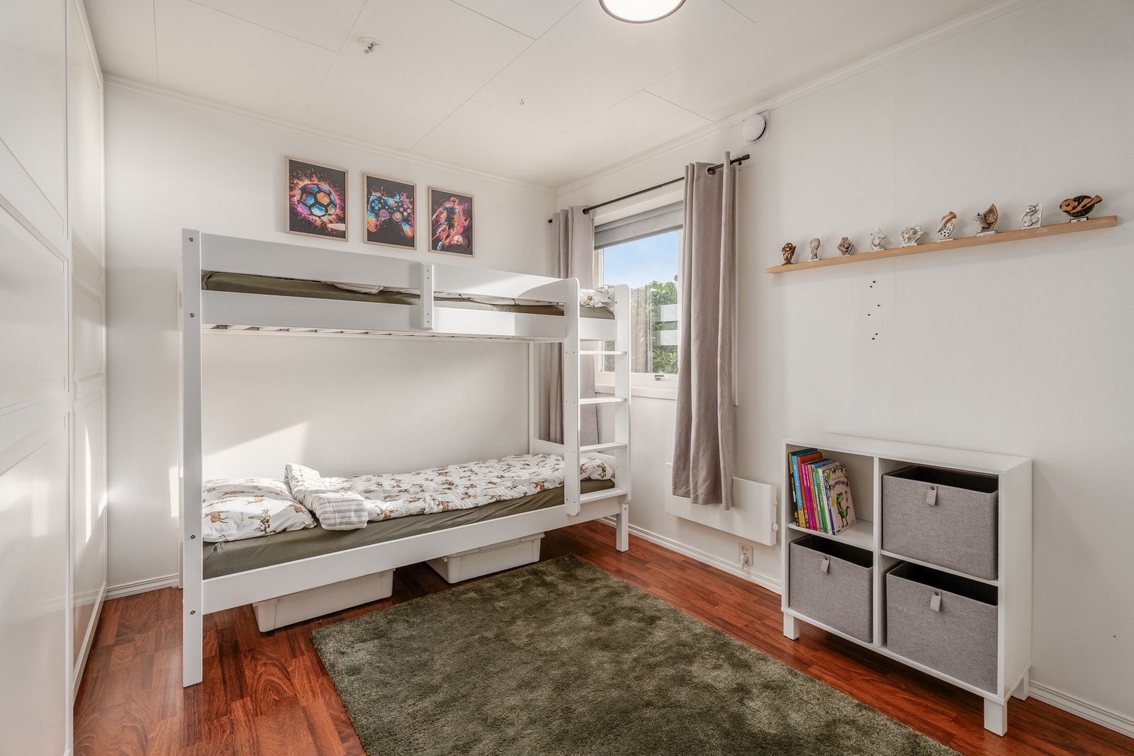 I underetasjen er det også skyvedørsgarderober, her til venstre på bildet. Galleribilde