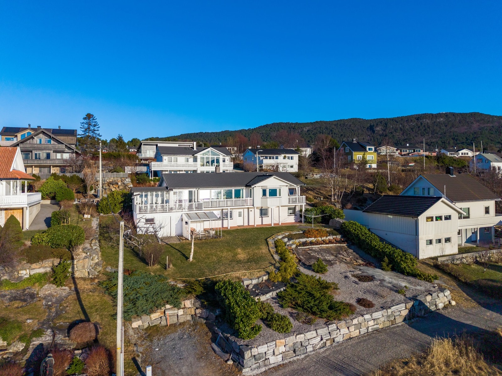 EIE ved Sissel Longva kan med stolthet presentere Gamle Vegsundveg 28. Foto Viking Media ved Marius Hoddevik Galleribilde