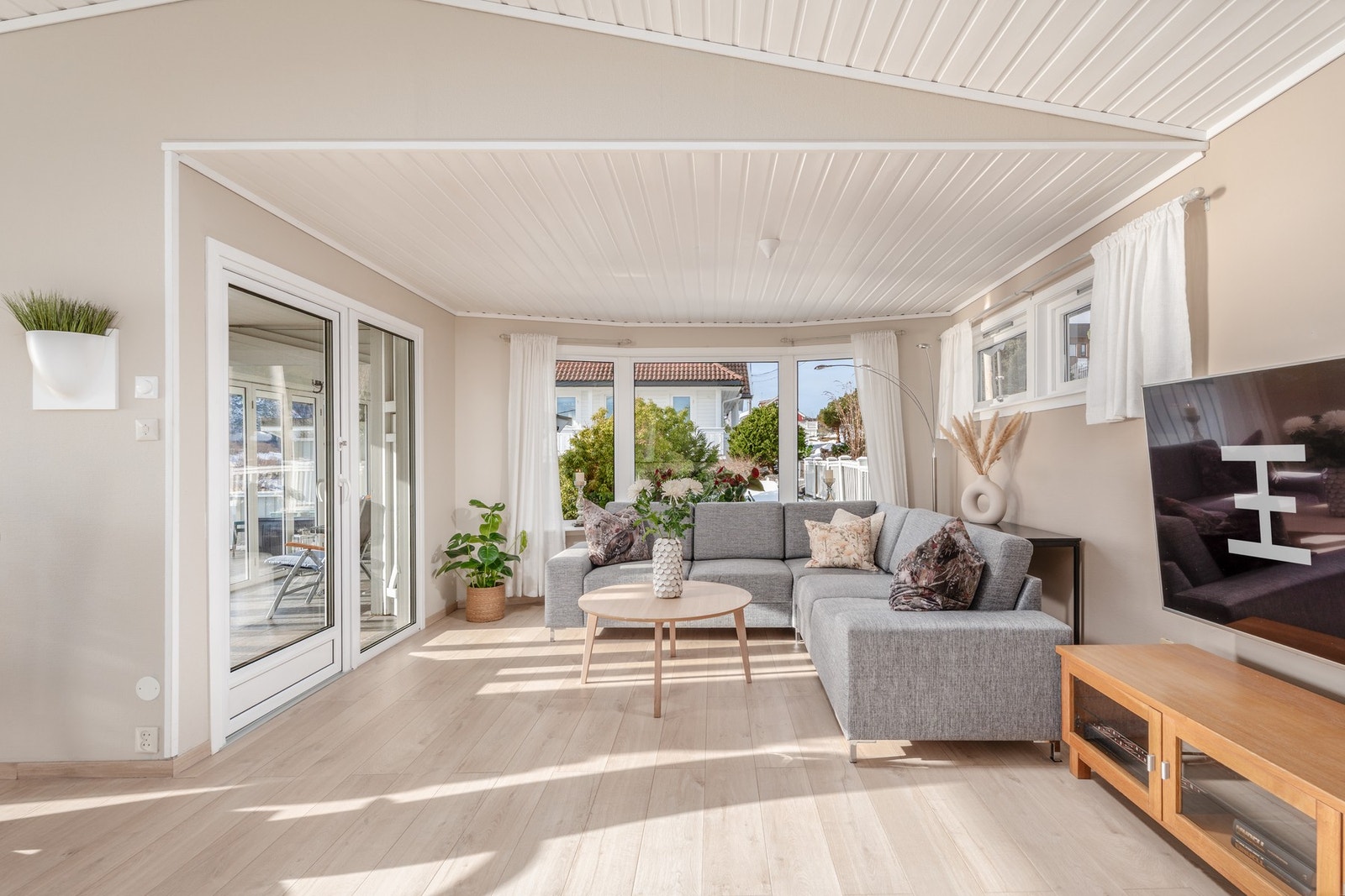 I hovedetasjen har boligen et bruksareal på 117 kvm, i tillegg er hagestuen på 16 kvm og øvrig terrasse på 34 kvm. Galleribilde