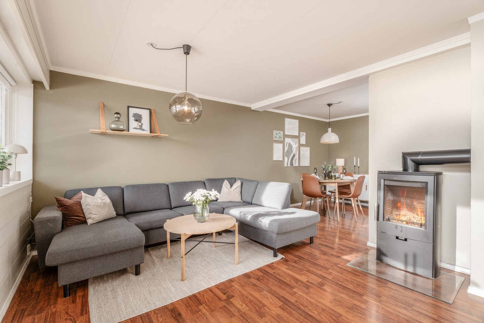 Mellom stue og kjøkken er det åpen løsning og med en fin plass for spisebord Galleribilde