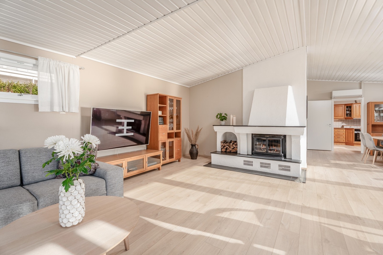 Med både varmepumpe og peis skal man være godt rustet når det gjelder boligens oppvarming. Galleribilde