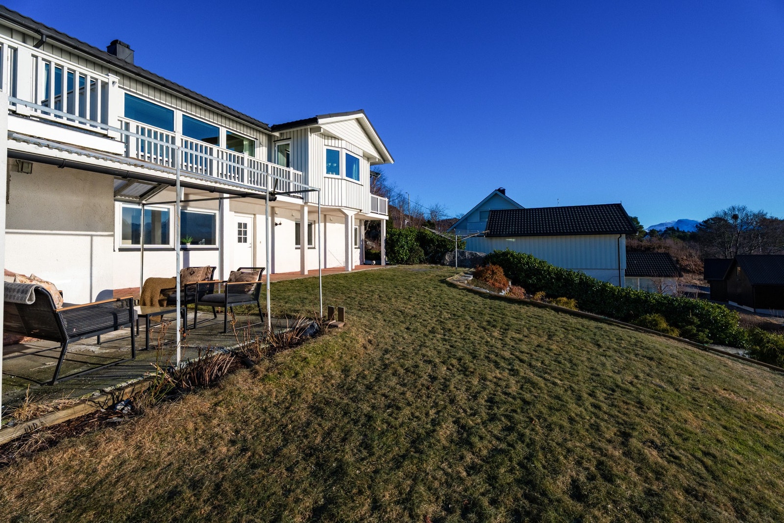 Når våren kommer blir det blomster i bedene og grønn plen. Leietaker har solrik uteplass som er høyt verdsatt. Galleribilde