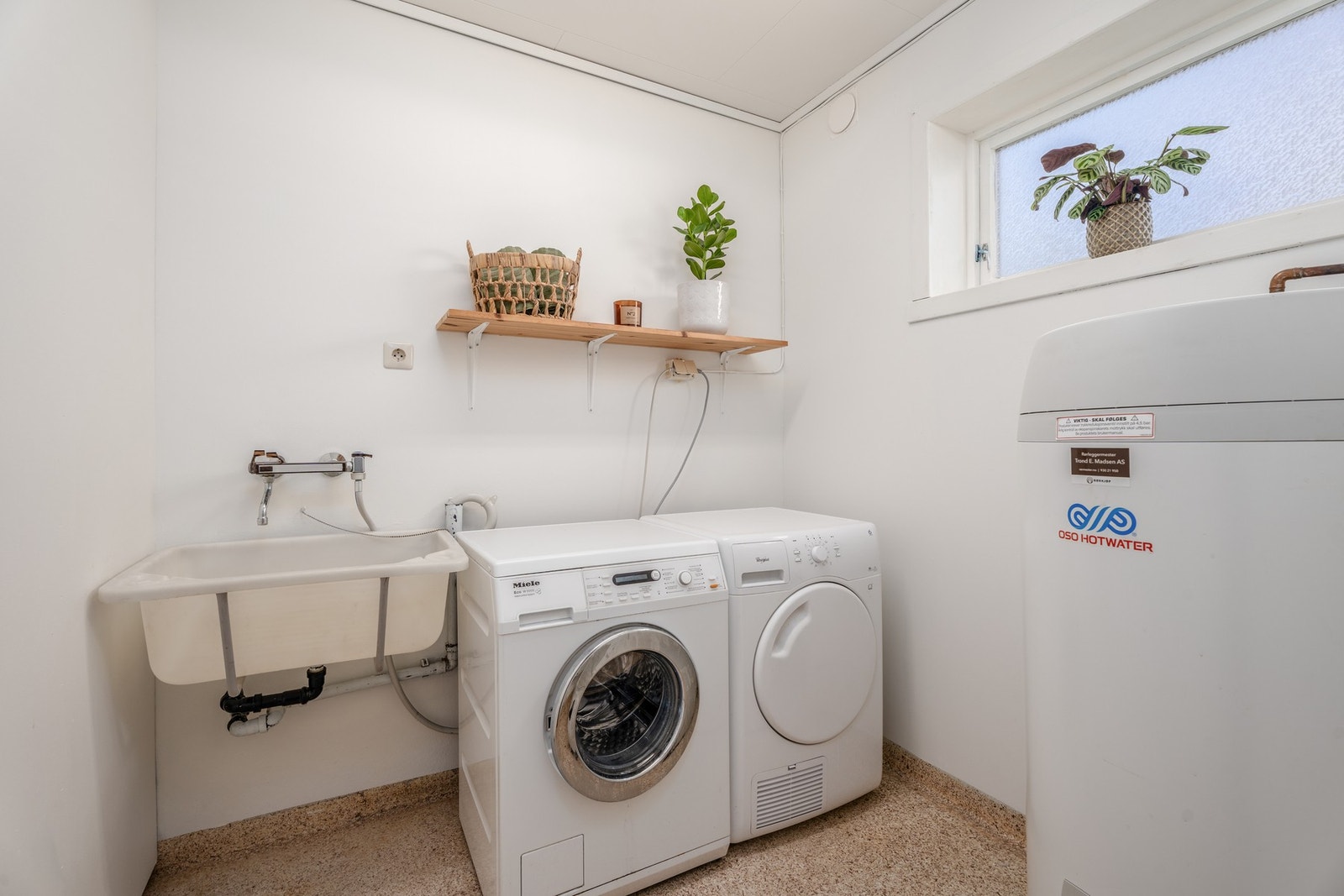 I underetasjen har vi vaskerom med varmtvannstank på ca 200l. Vaskerommet har standard fra byggeår men varmtvannstanken er fra 2019. Galleribilde