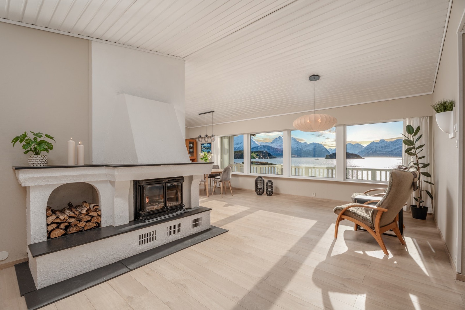 Her er det bare å sette seg til rette i godstolen, fyre i peisen og la blikket hvile. Galleribilde