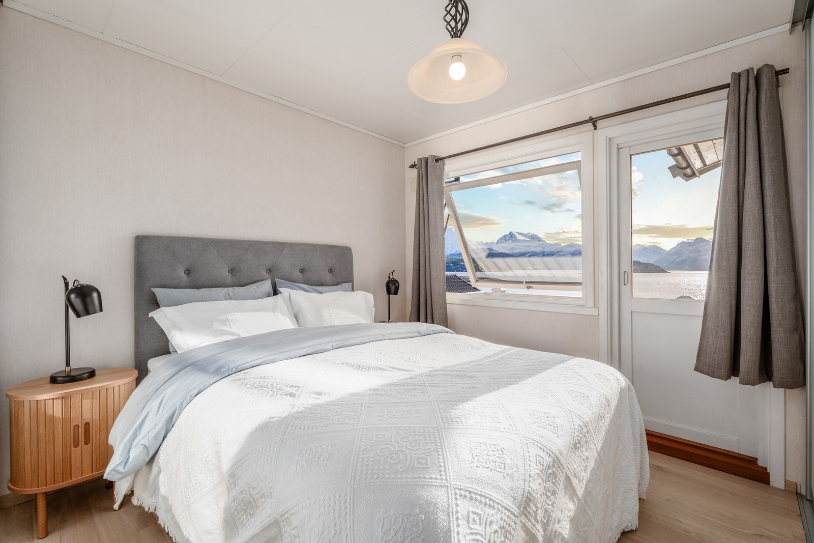 Hovedsoverommet har både vindu og verandadør mot syd. Galleribilde