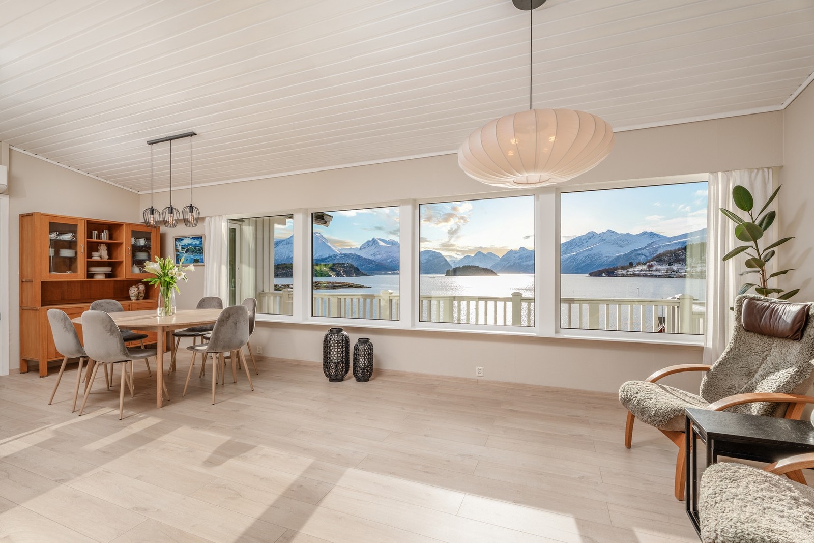 Boligen fremstår som pent i varetatt og har hatt jevnlig vedlikehold og moderniseringer. Galleribilde