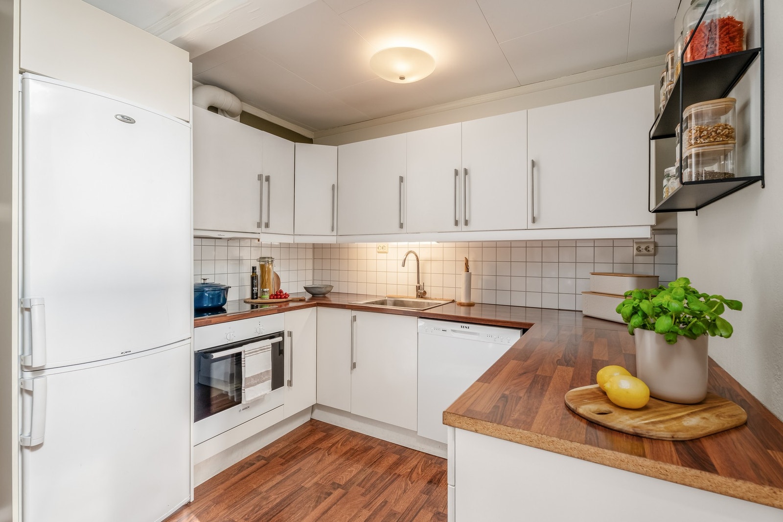 Kjøkkenet har nisje for kjøl/fryseskap og elles medfølger integrerte hvitevarer. Galleribilde