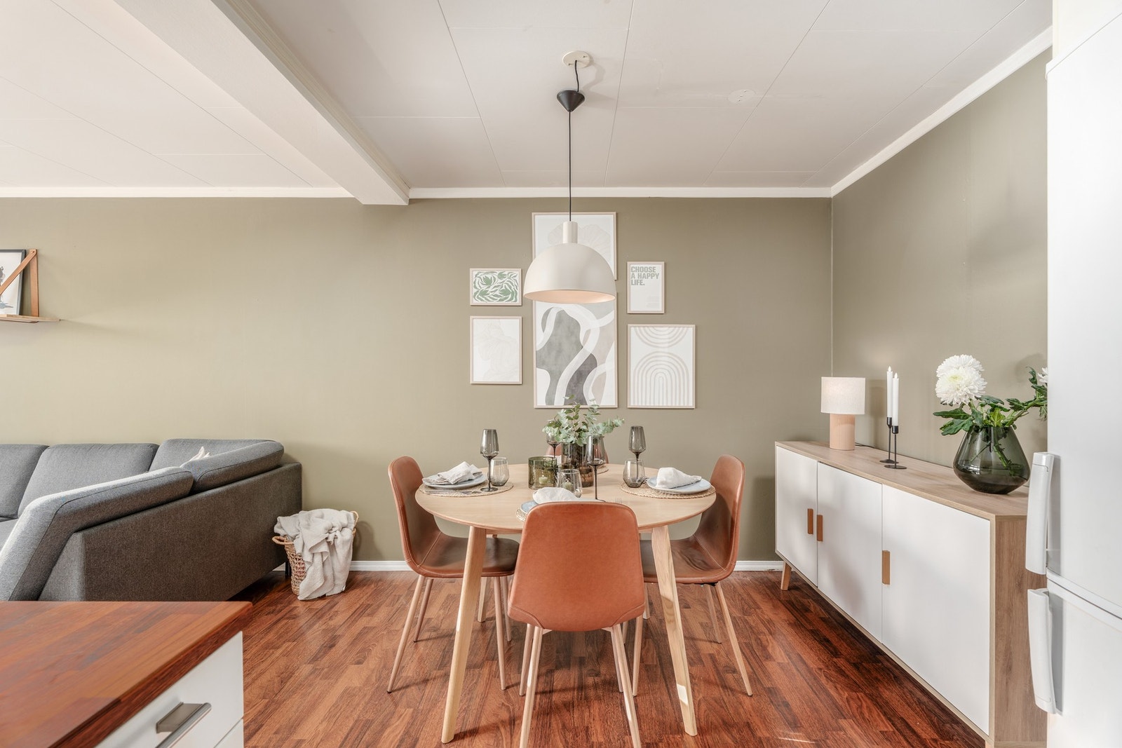 Koselig spiseplass i utleiedelen. Legg også merke til den delikate lindegrønne nyansen på veggflater. Galleribilde