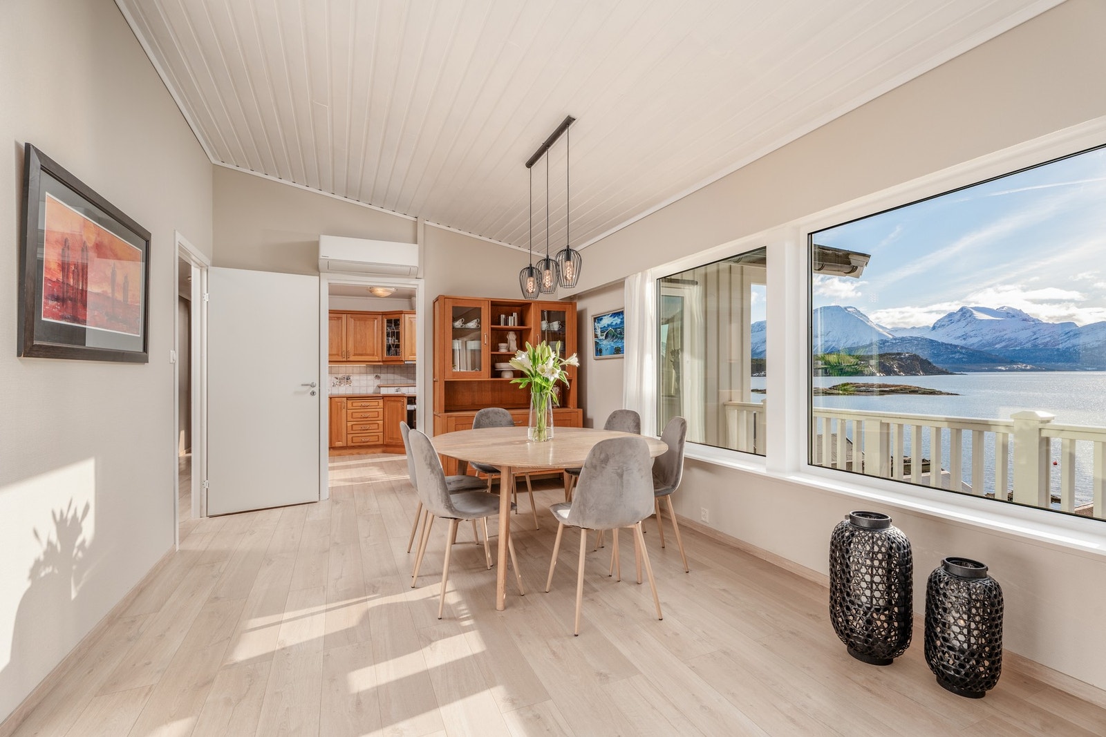 Over døren er det montert varmepumpe fra Panasonic som gir en lun og jevn innetemperatur. Galleribilde