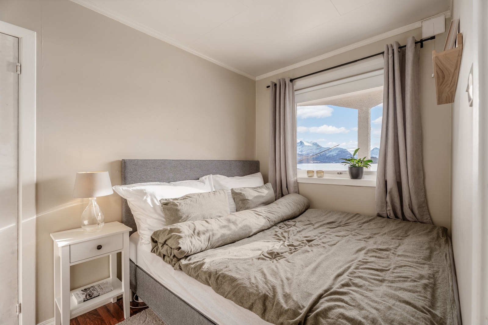 Rommene i underetasje har vindu mot syd. Galleribilde