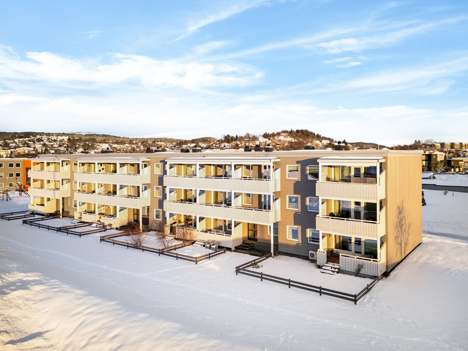 Leiligheten er en del av Søndre Halset Borettslag. Borettslaget består av totalt 304 andeler fordelt på 11 blokker. Galleribilde