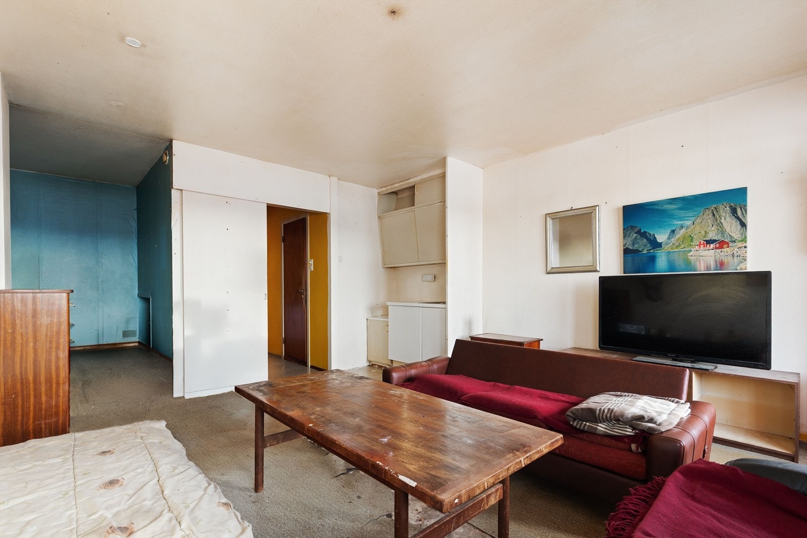 Åpen stue- og kjøkken løsning som til sammen måler 23 kvm. Galleribilde