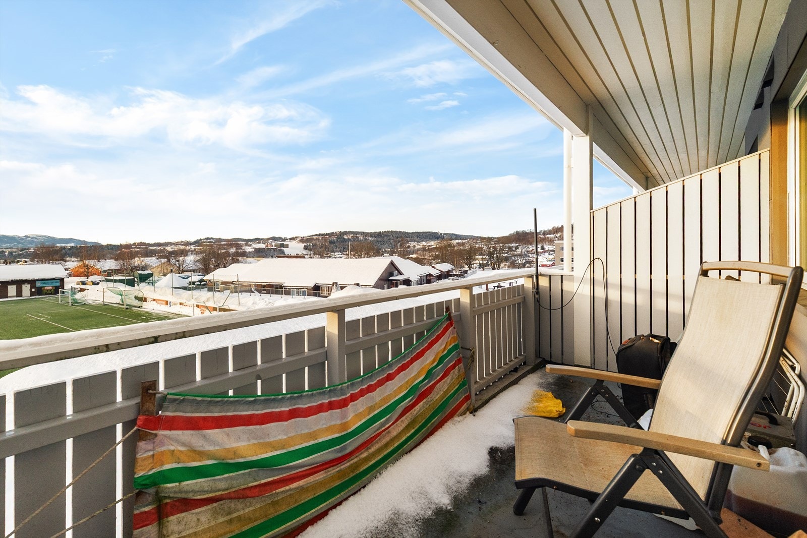 Balkongen gir god plass til ønsket utemøblering og innbyr til hyggelige stunder utendørs. Galleribilde