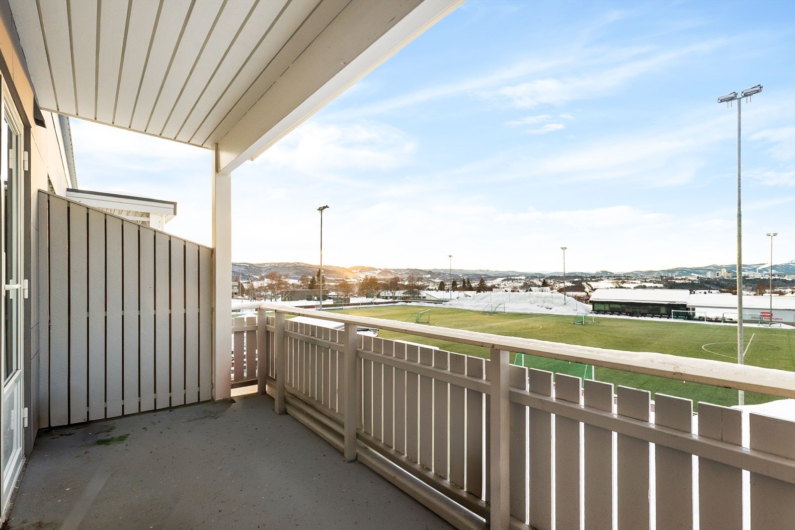 Boligen disponerer en sørvendt balkong på 7 kvm med gode solforhold og utsikt mot idrettsanlegget ved Hallset Skole. Galleribilde