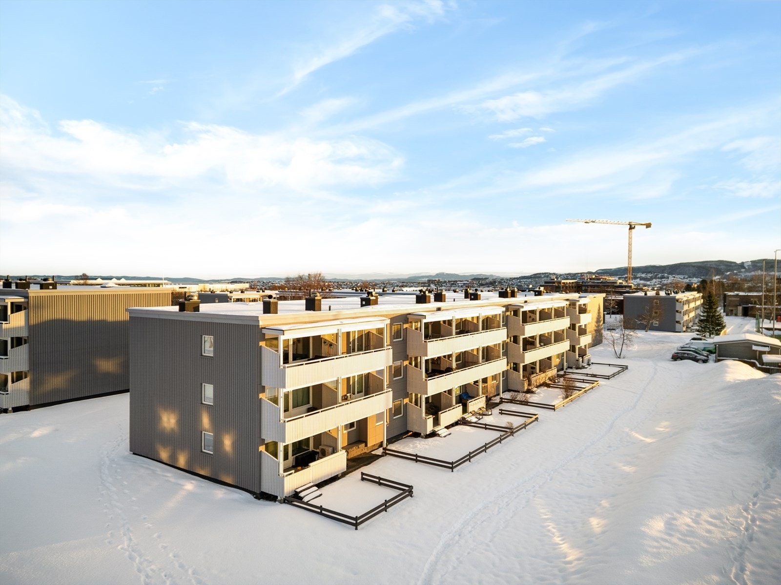 Selger opplyser at boligen disponerer 2 boder. En i første etasje og en i kjeller, til sammen måler disse 4 kvm. Galleribilde