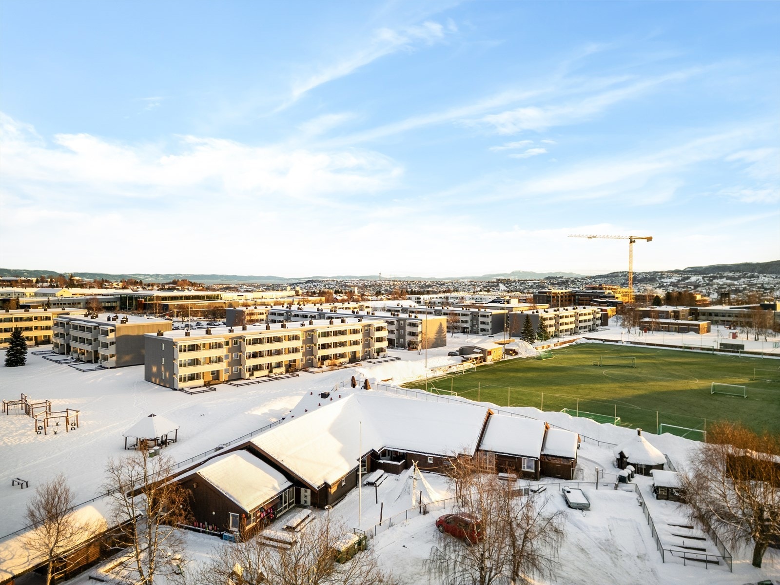 Fra boligen er det kort avstand til alt man behøver i hverdagen, med gangavstand til flere fasiliteter som dagligvarebutikk, kollektivtilbud, idrettsanlegg og treningssenter. Galleribilde