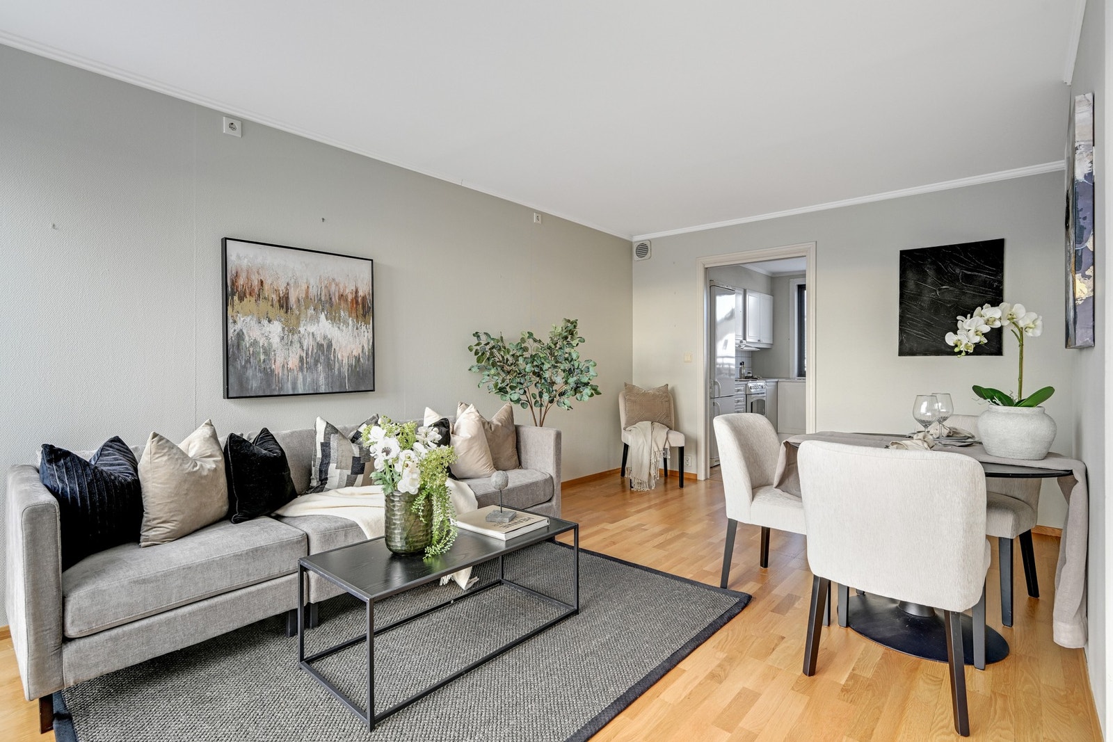 Gode møbleringmuligheter med plass til både sofa og spisebord Galleribilde