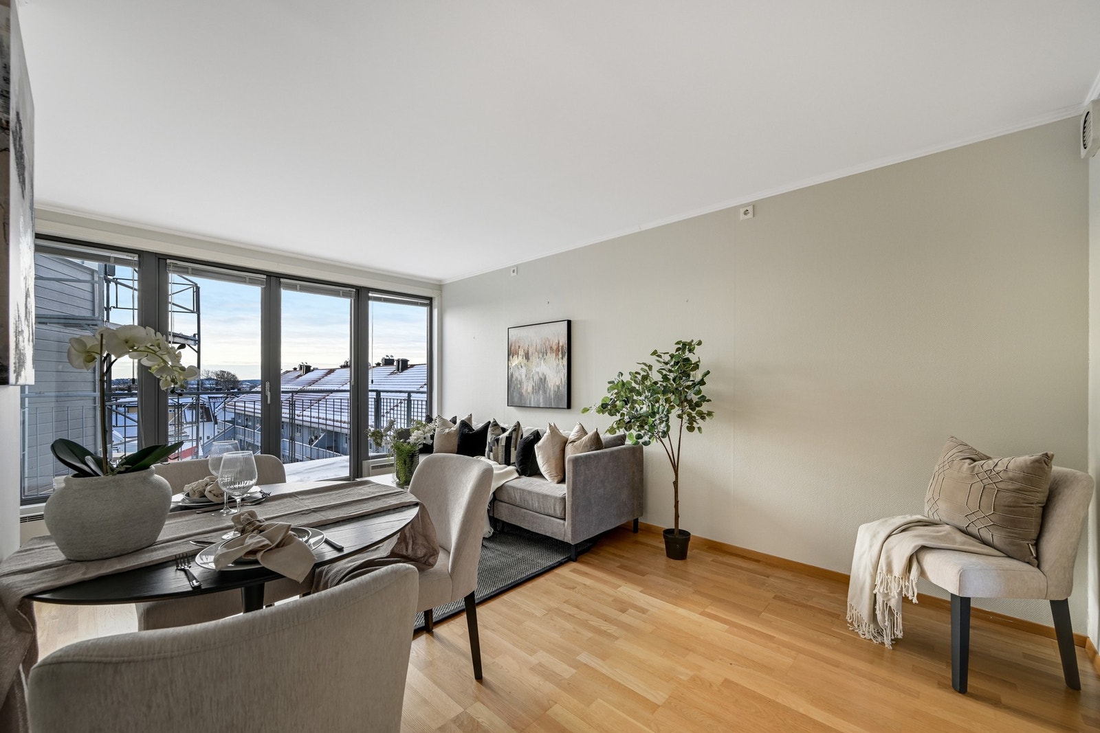 store og fine vindusflater som bidrar til at det slippes inn rikelig med lys Galleribilde