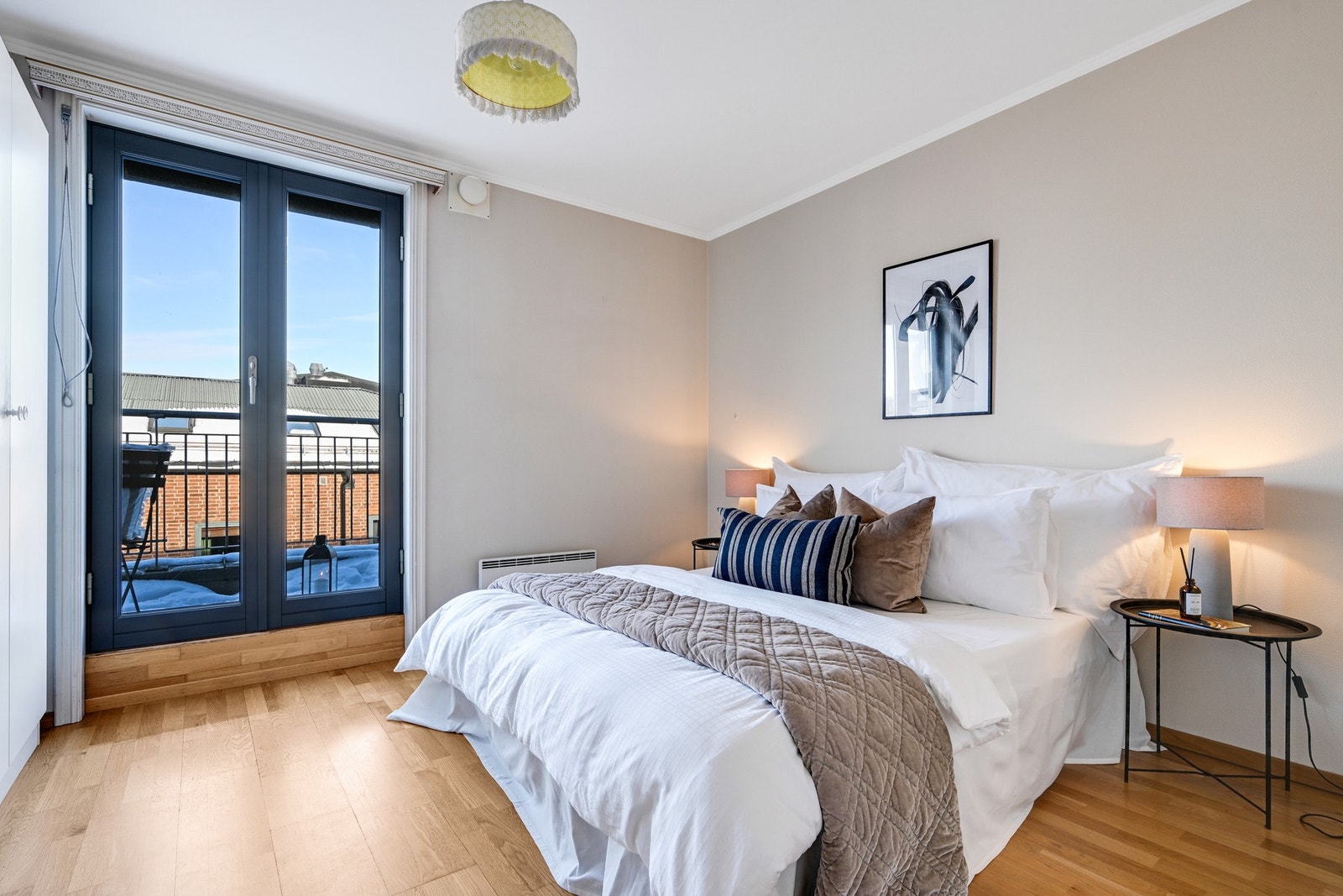 Romslig soverom med garderobe Galleribilde