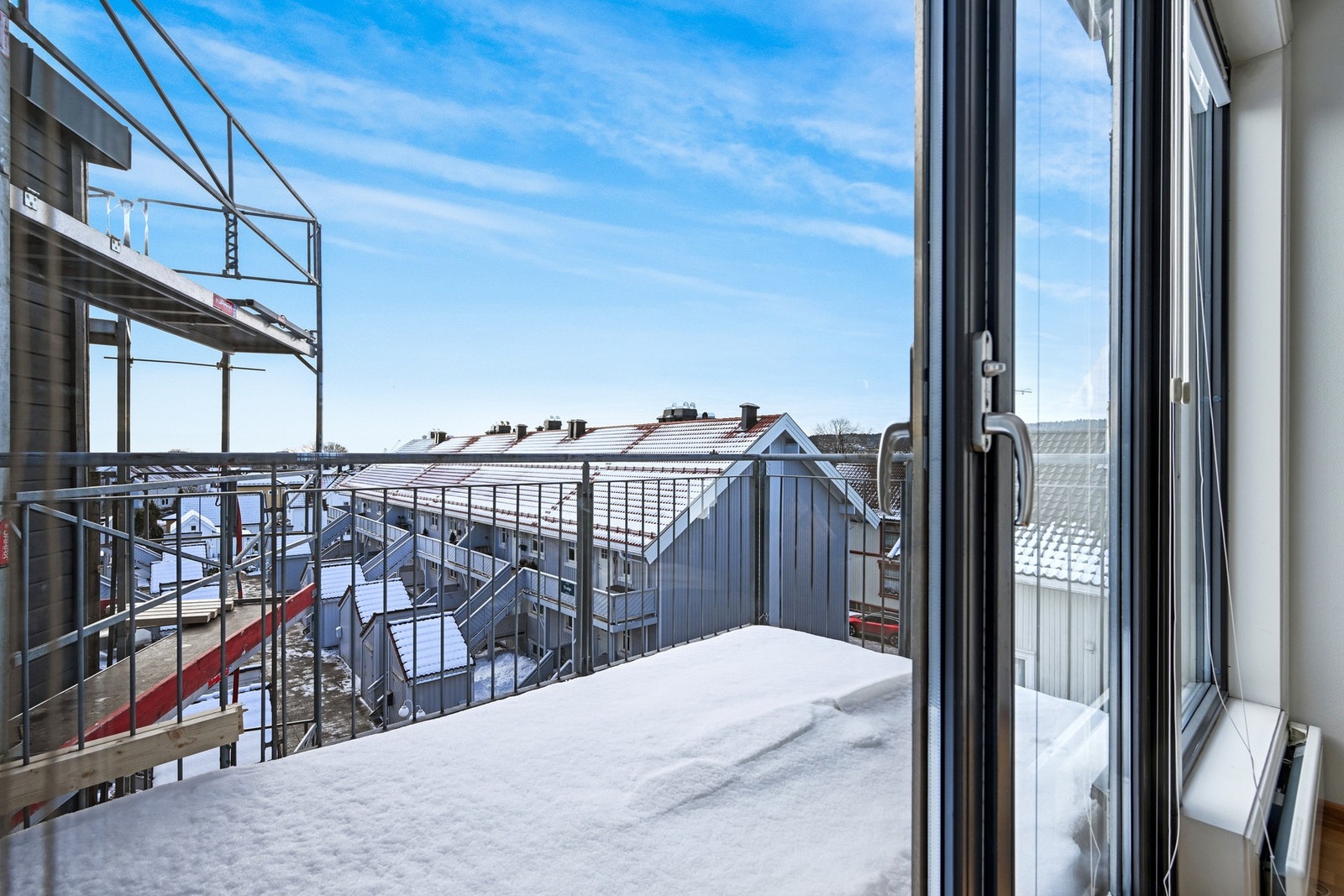 Fra stuen er det utgang til balkong Galleribilde