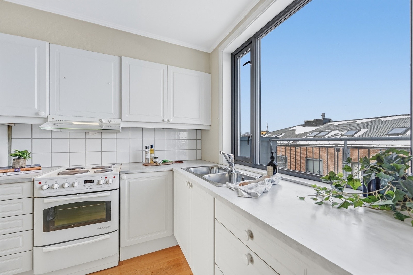 Stort vindu på kjøkkenet som bidrar til at det slippes inn mye lys Galleribilde