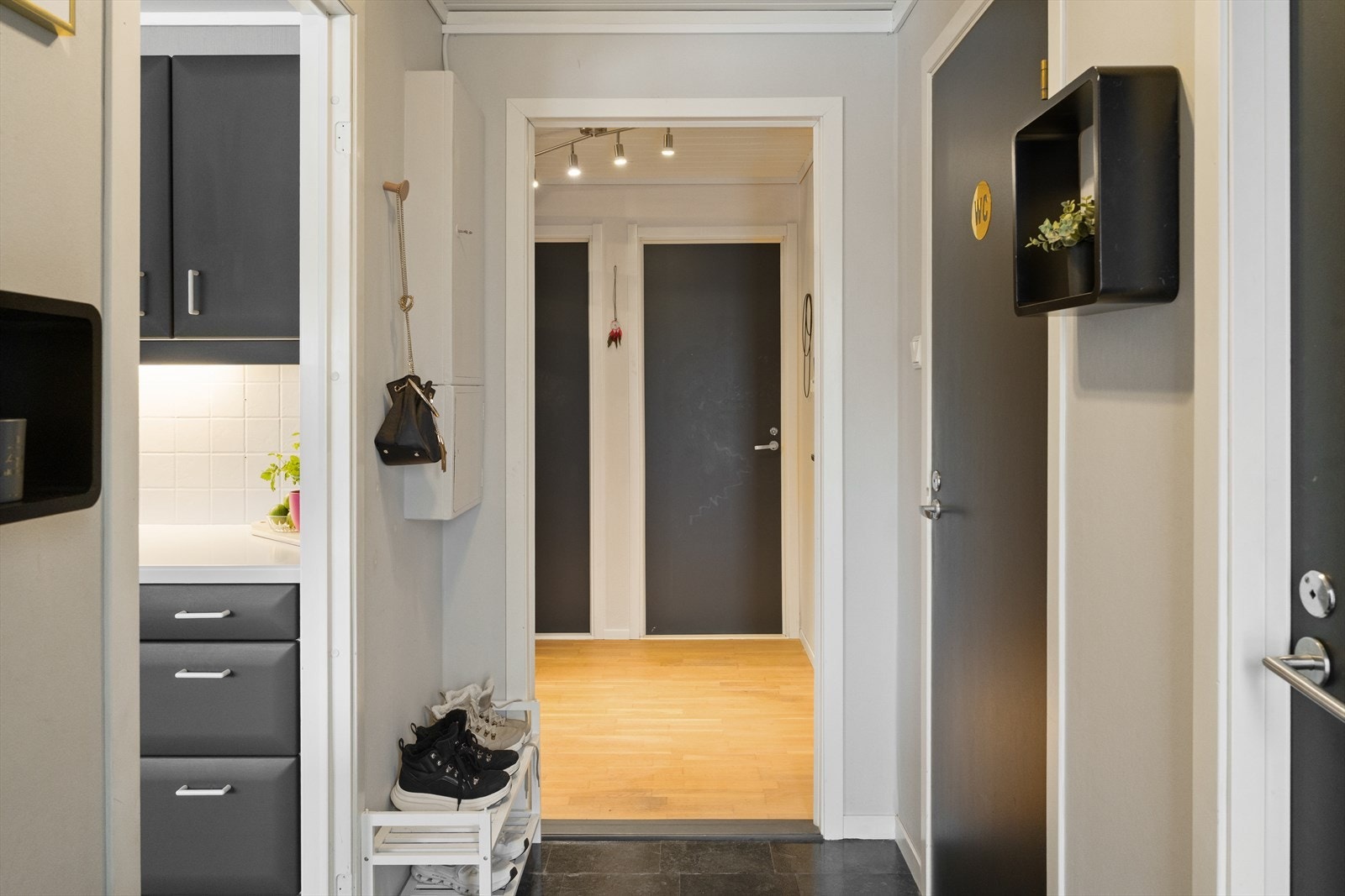 For oppbevaring har boligen flere innvendige boder samt en utvendig bod Galleribilde