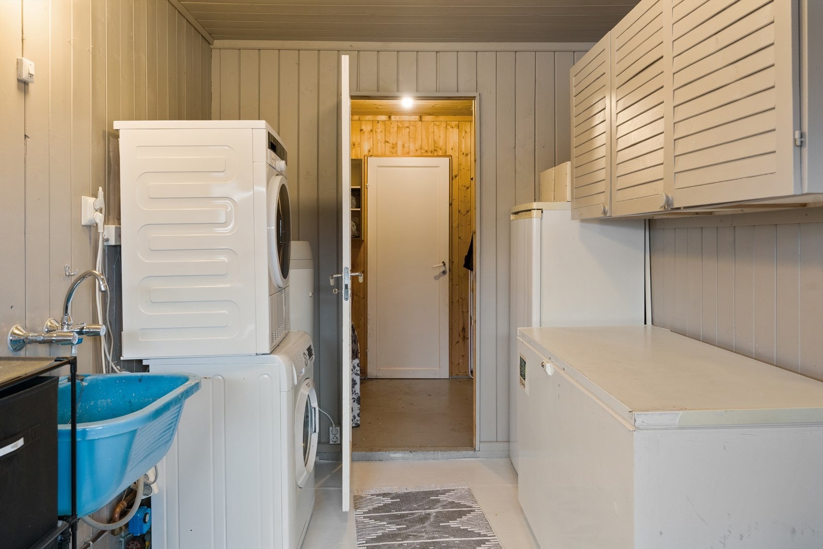 Boligen har også et separat vaskerom med opplegg for vaskemaskin Galleribilde