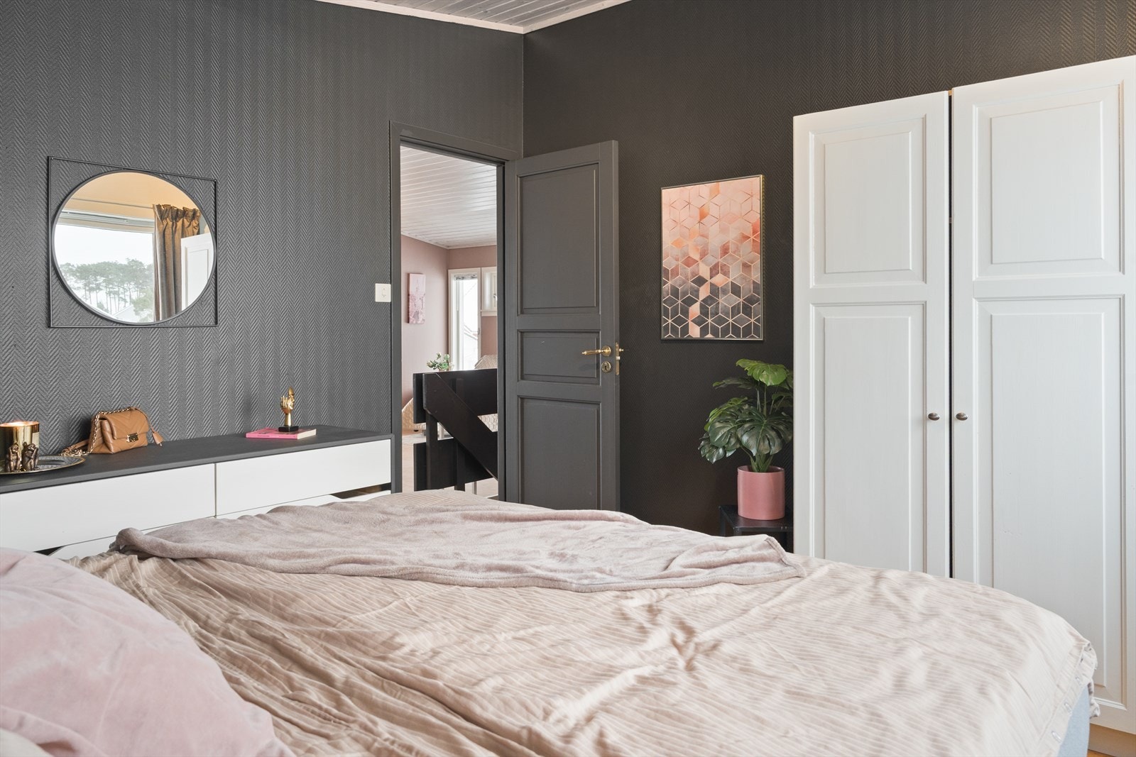 De to siste soverommene er også av god størrelse, med plass til dobbeltseng og tilhørende møblement Galleribilde