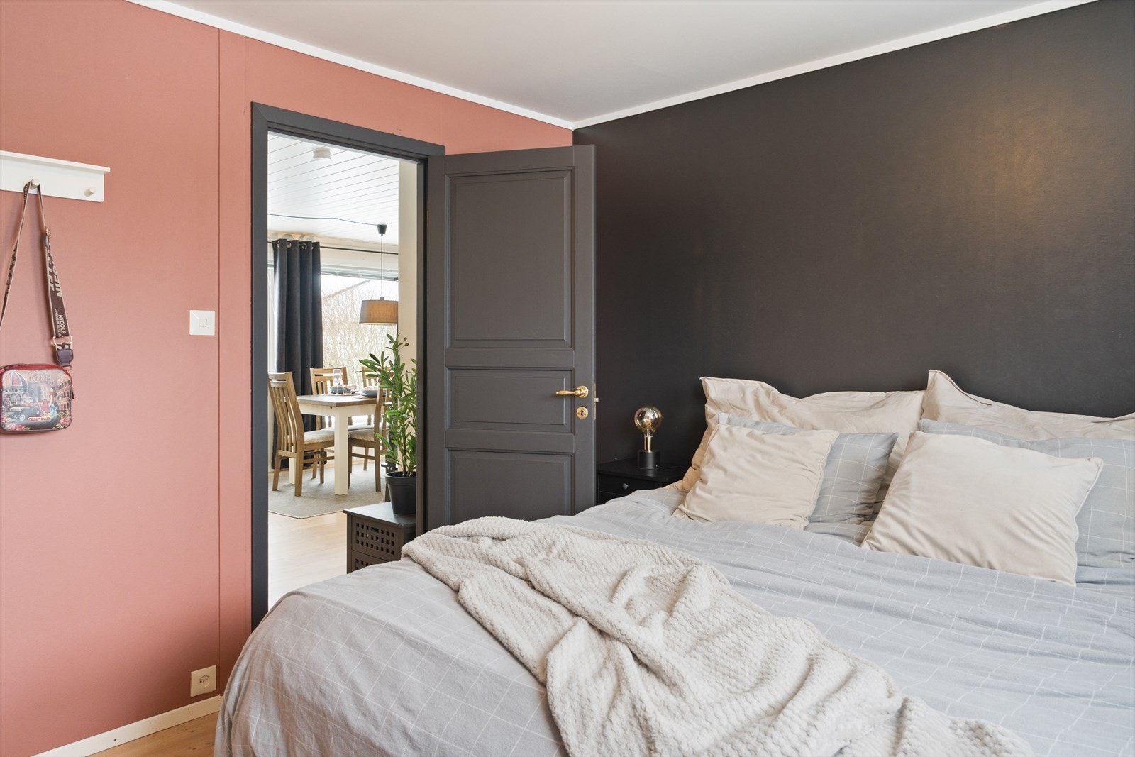 Boligen har totalt fem soverom, hvorav tre ligger i 1. etasje Galleribilde